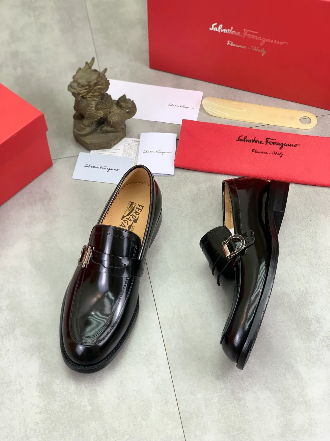 Men's Men's Shoes 💰P562💰[New Style] Water-dyed Niuli 🆘[Salvatore Ferragamo] Ferragamo's latest casual business leather shoes for men! Listed simultaneously! The fabric is made of specially imported original open-edge beaded calfskin, and the interior is made of imported water-dyed cowhide. It is absolutely luxurious and leads the fashion trend. Matching code: 38-44 (45 and 46 can be customized) Black, brown and burgundy colors available